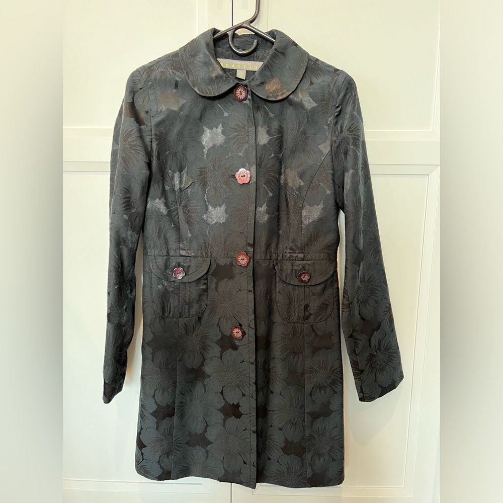 Kenneth Cole Reaction women’s lightweight spring jacket. Pretty floral fabric.
